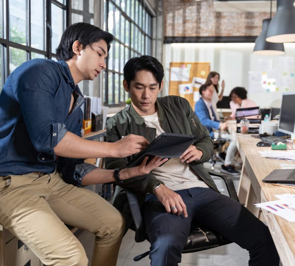 asian-businessman-creative-team-meeting-for-new-id-S7R5B3Z.jpg